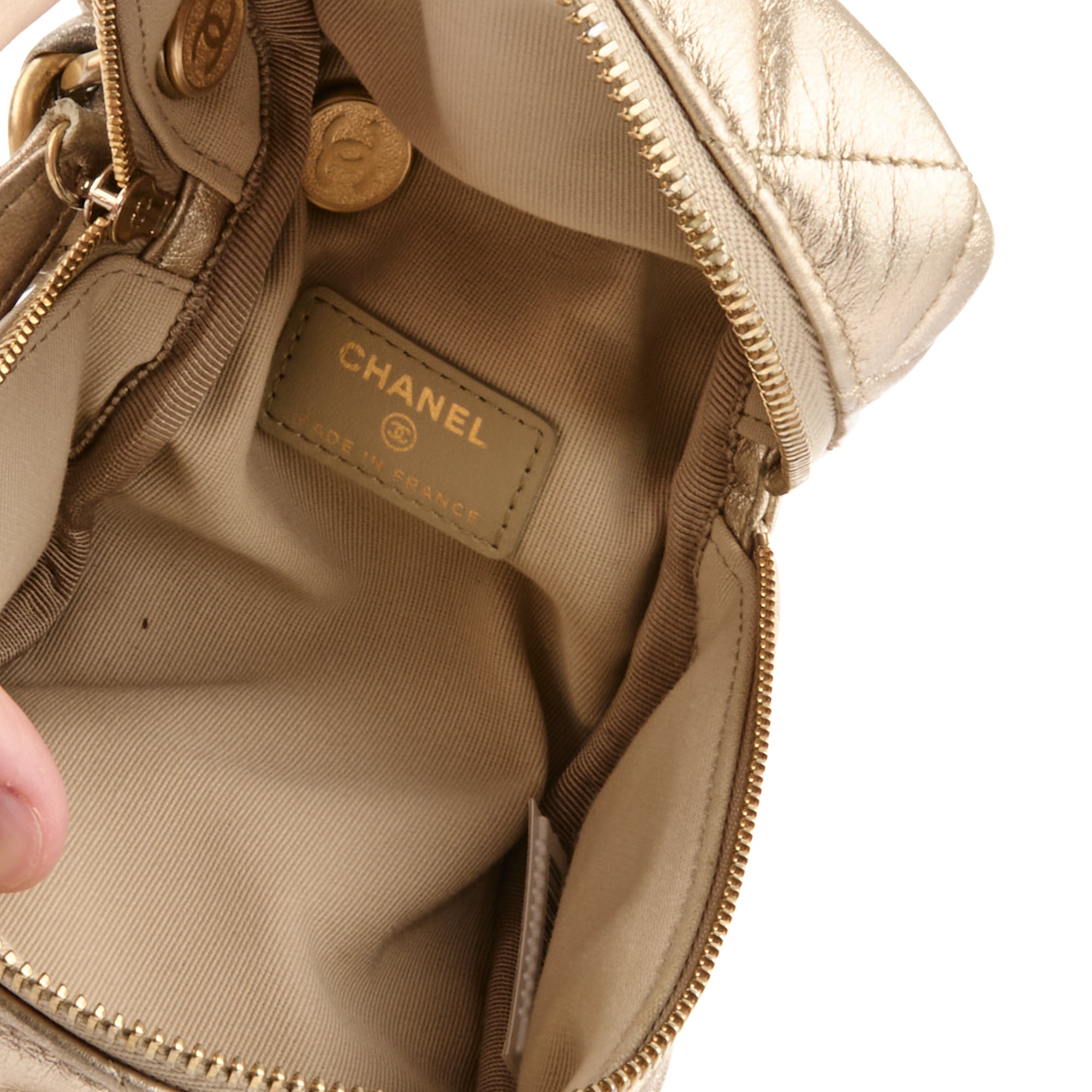CHANEL - Sac Pochette Mini Cube Logo CC cuir doré - Handbag