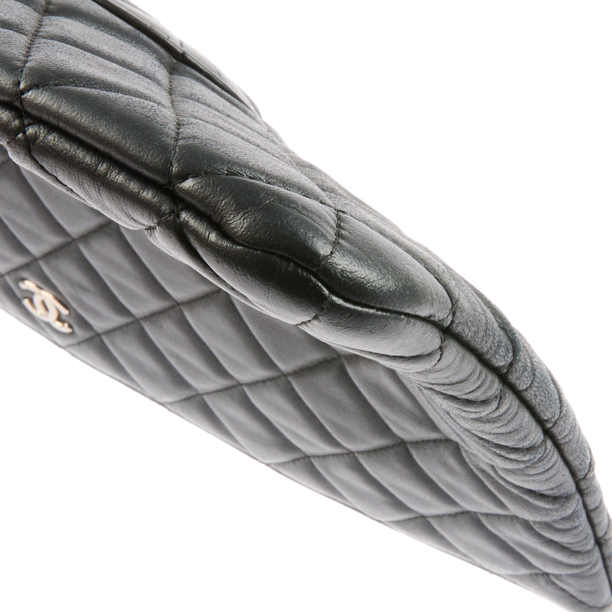 CHANEL - Pochette Maxi Classique Logo CC cuir matelassé noir - Handbag