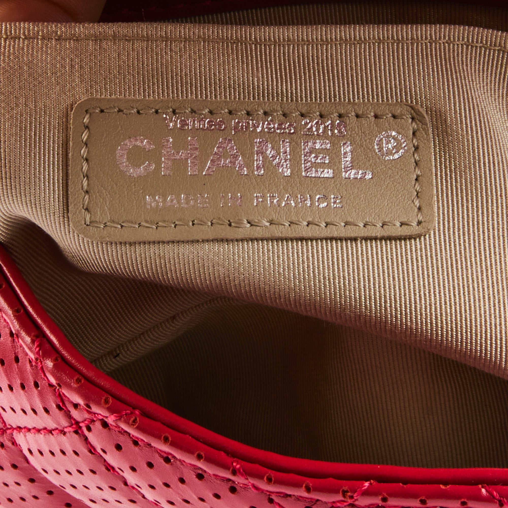 CHANEL - Sac bandoulière mini Timeless perforé rouge - Handbag