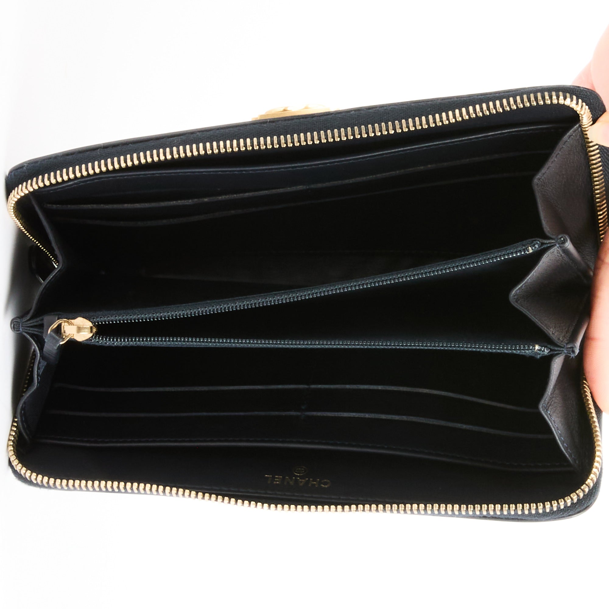 CHANEL - Portefeuille Zip Boy cuir chevron bleu - Wallet
