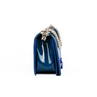 CHANEL - Sac bandoulière Boy Medium cuir vernis bleu - Handbag