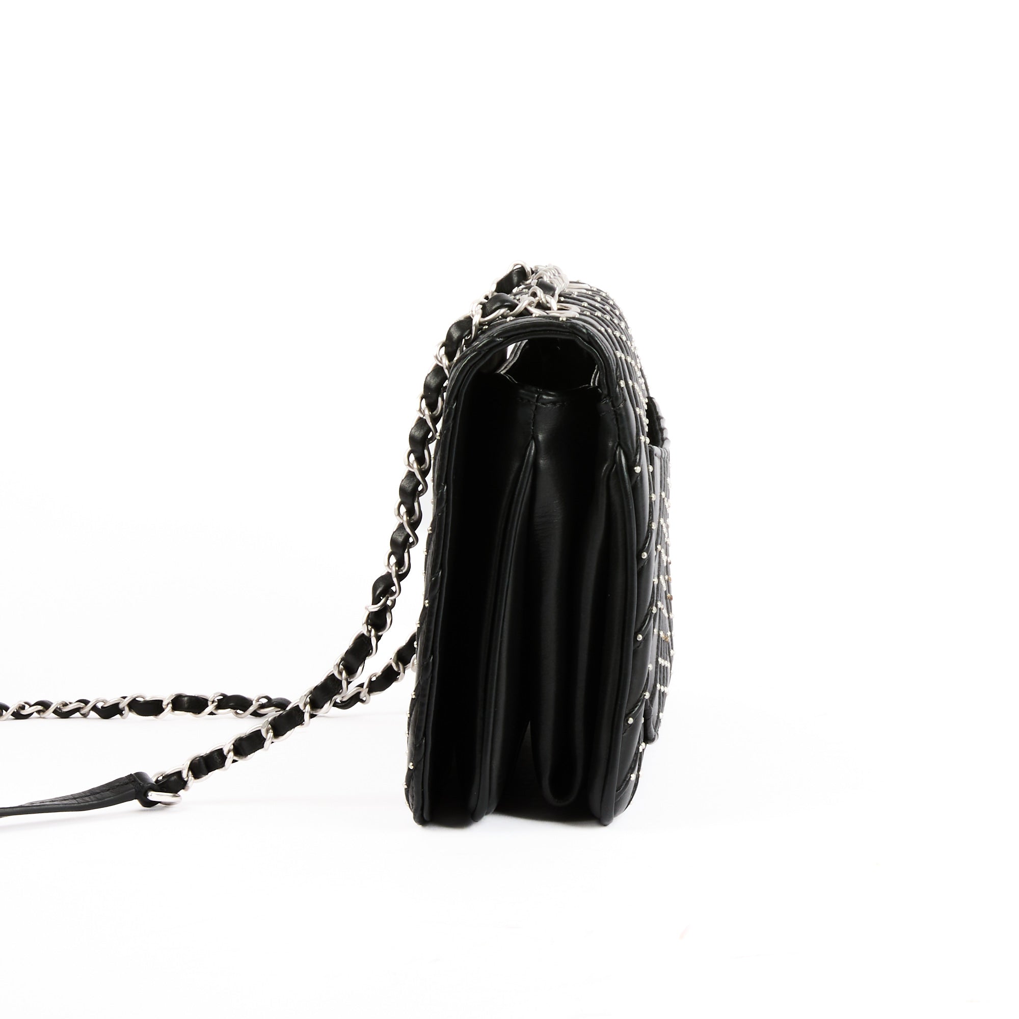 CHANEL - Sac bandoulière Studded Clous cuir chevron noir - Handbag