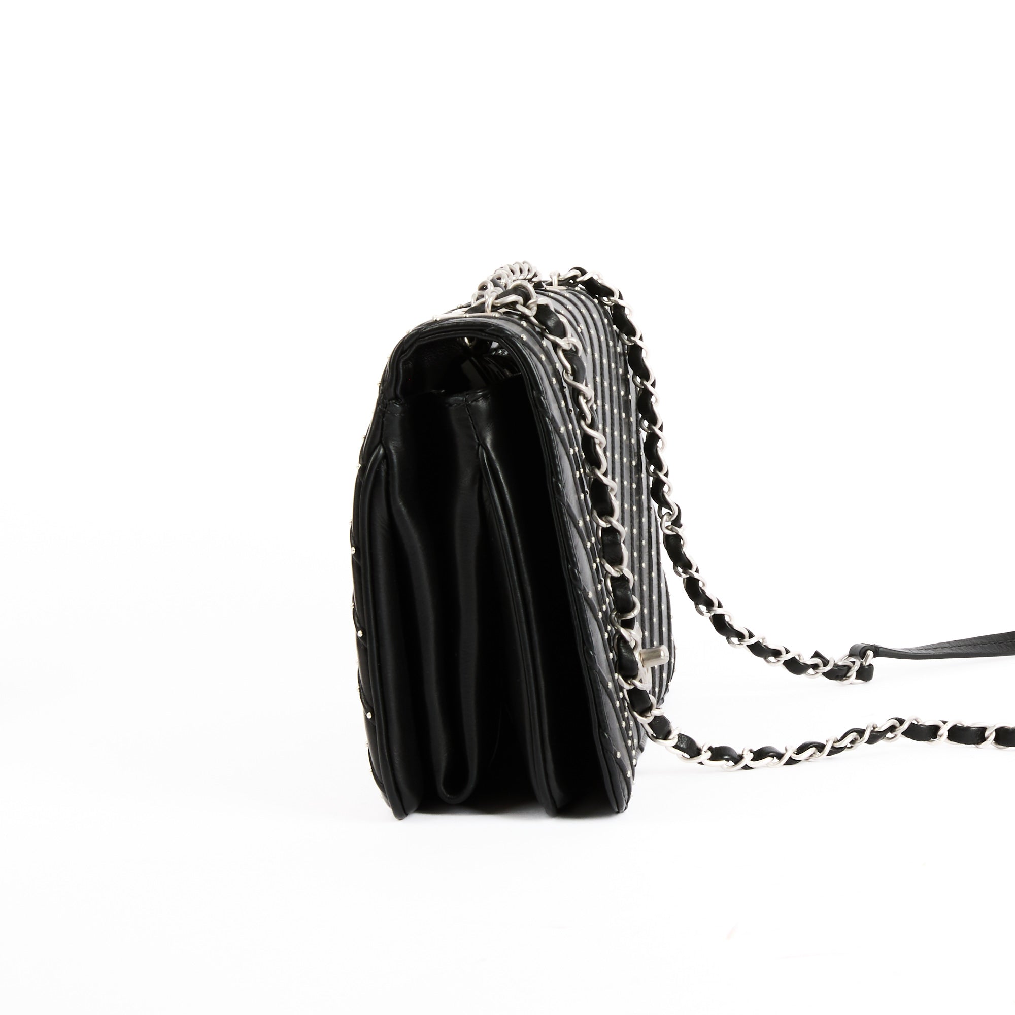 CHANEL - Sac bandoulière Studded Clous cuir chevron noir - Handbag