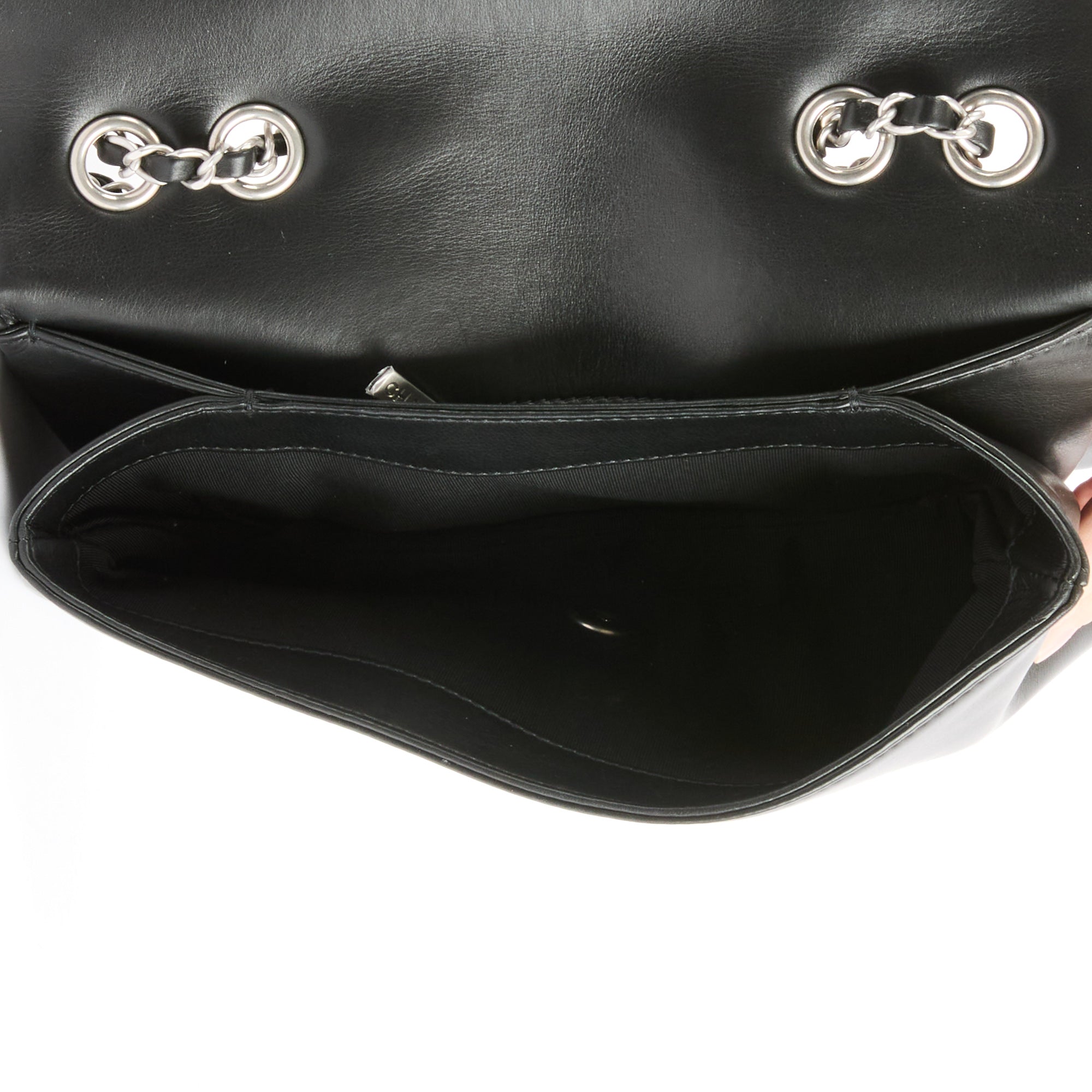 CHANEL - Sac bandoulière Studded Clous cuir chevron noir - Handbag