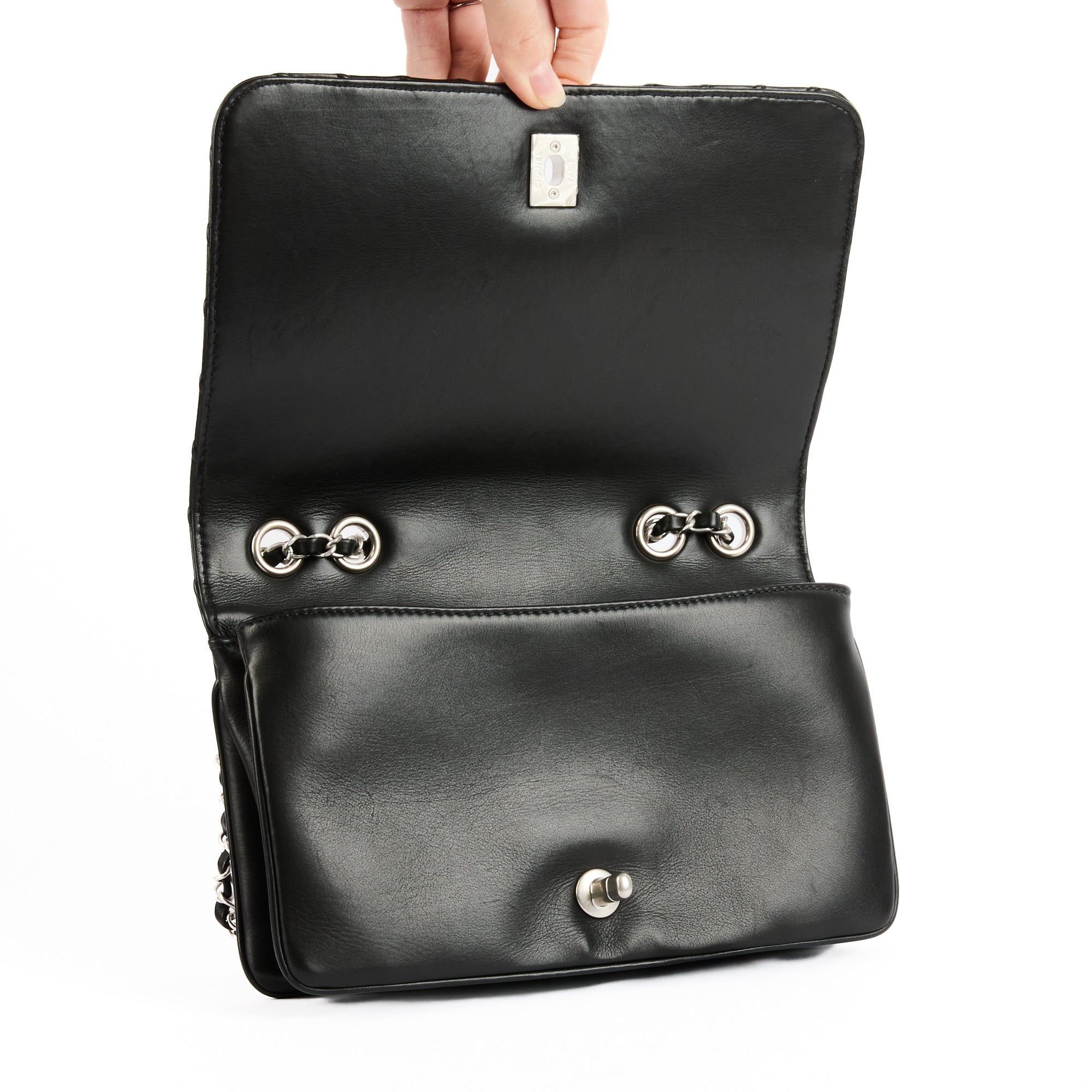 CHANEL - Sac bandoulière Studded Clous cuir chevron noir - Handbag