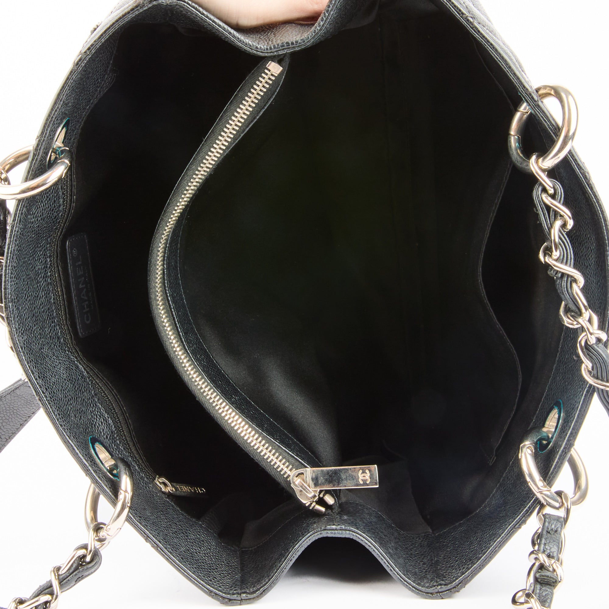 CHANEL - Sac à main Cabas Shopping Logo CC cuir Caviar noir - Handbag
