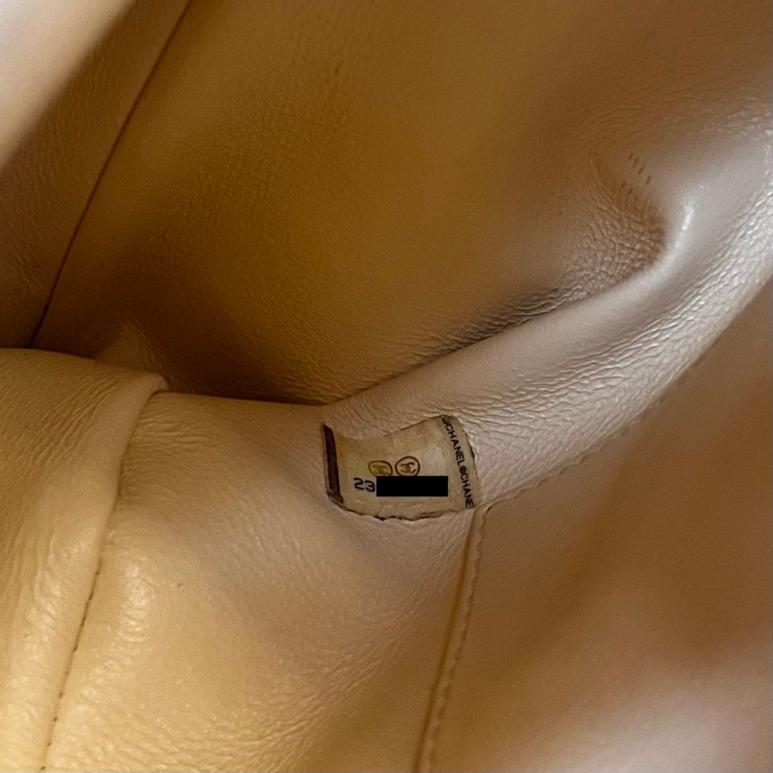 CHANEL - Coco Handle Lezar shoulder bag in ecru leather - Handbag