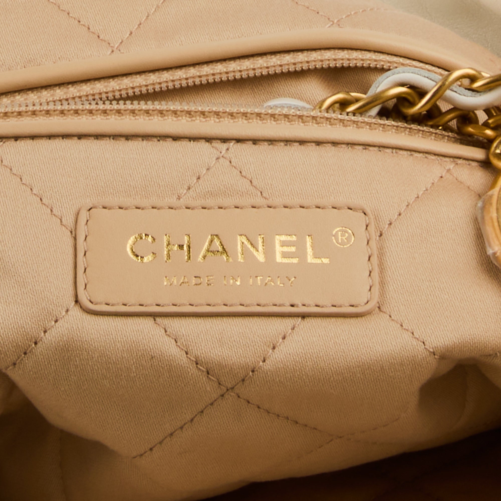 CHANEL - Sac bandoulière Chanel 22 Large cuir blanc  - Handbag