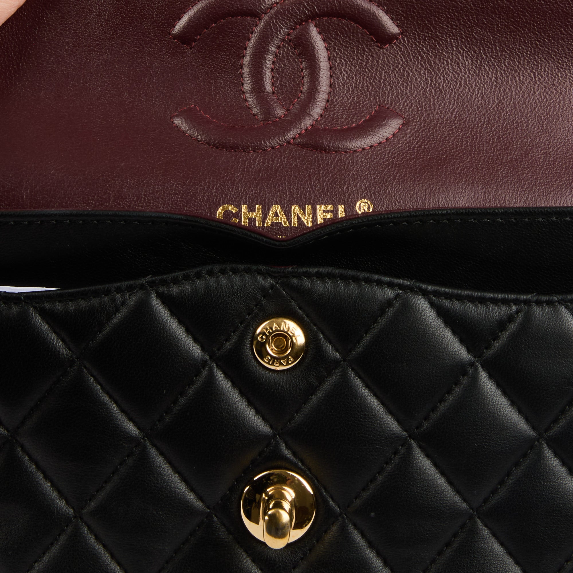 CHANEL - Sac bandoulière Small Classique Timeless cuir noir - Handbag