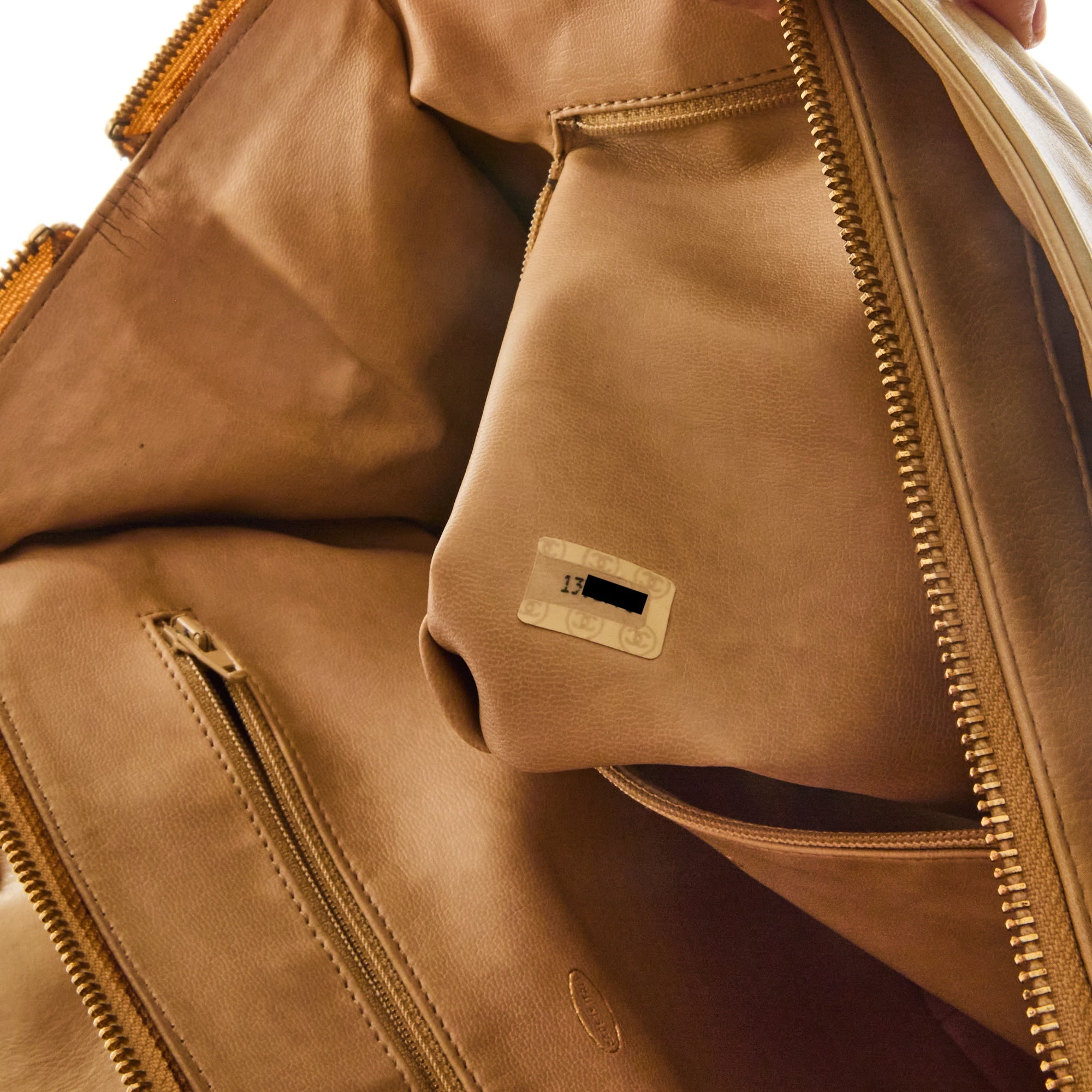 CHANEL - Sac à main cabas Caméra vintage Logo CC cuir matelassé beige - Handbag