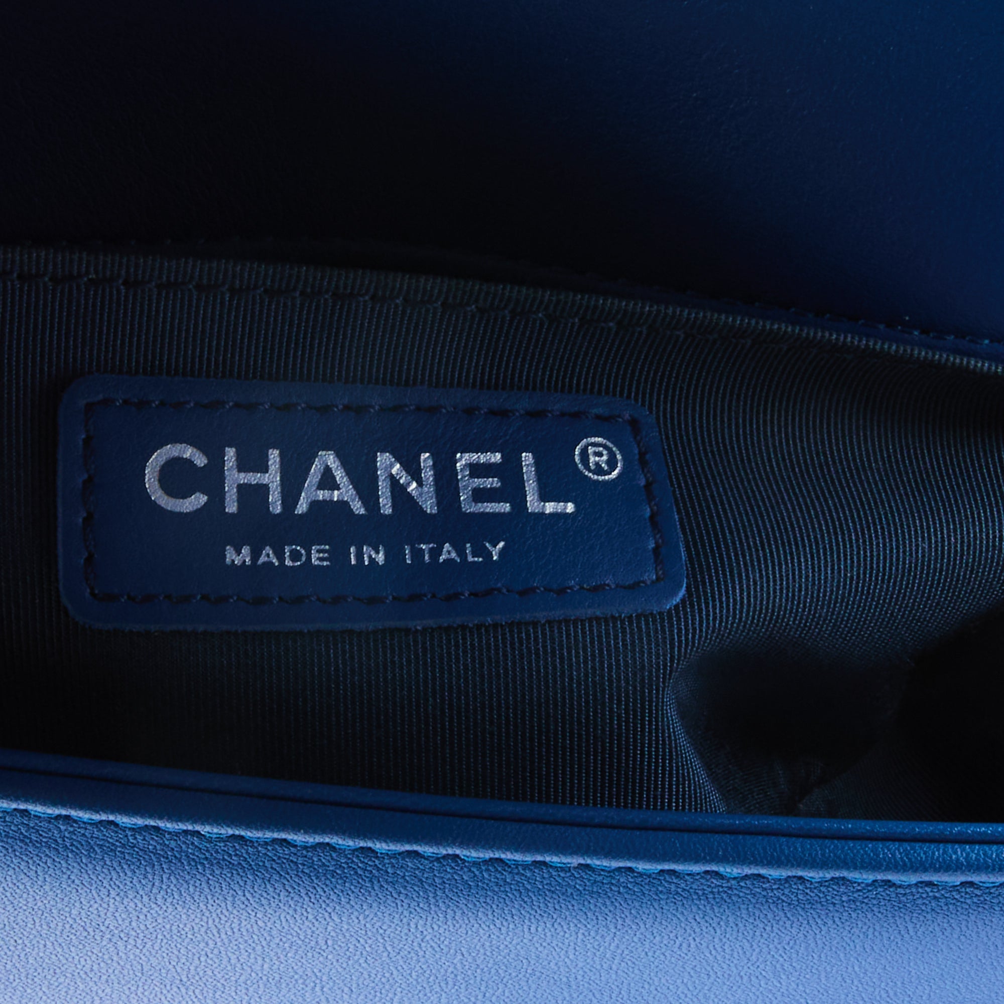 CHANEL - Sac bandoulière Boy PM Chevron cuir bleu - HandBag