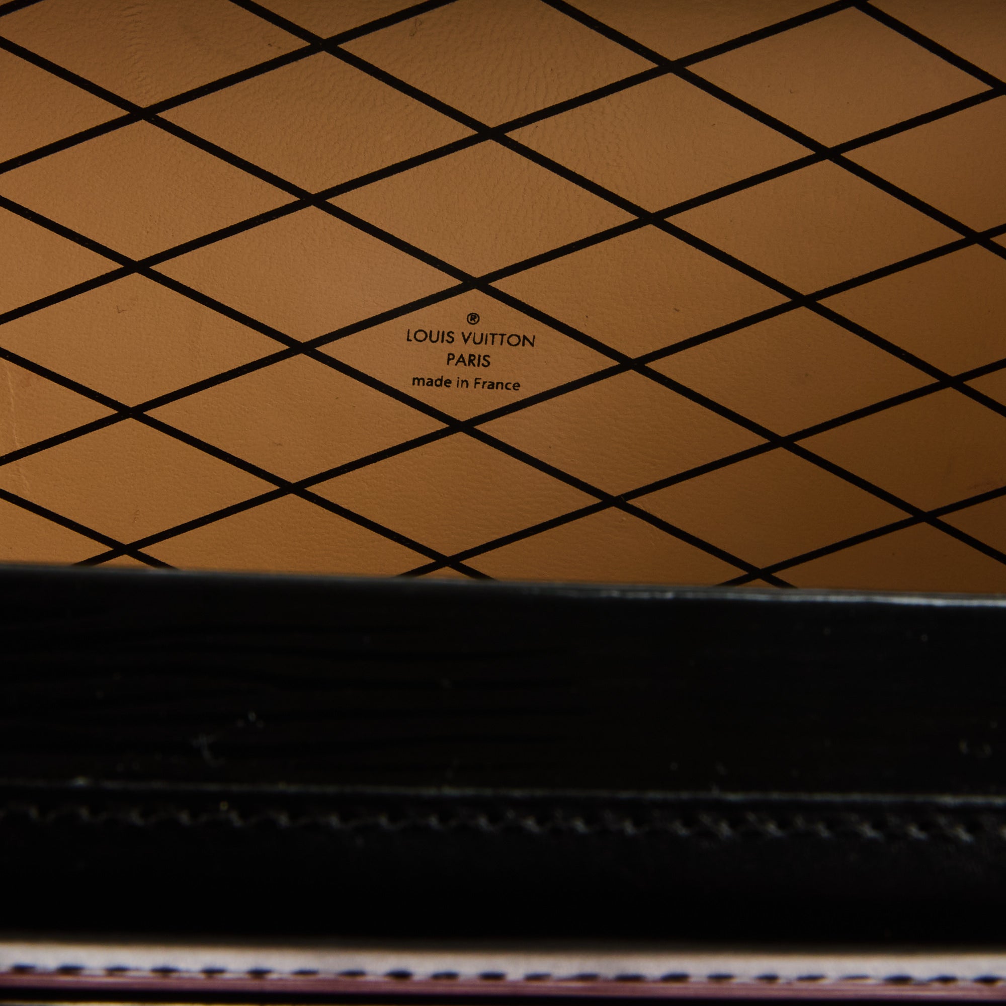 LOUIS VUITTON - Sac bandoulière Petite Malle cuir Épi rouge noir - Hand bag