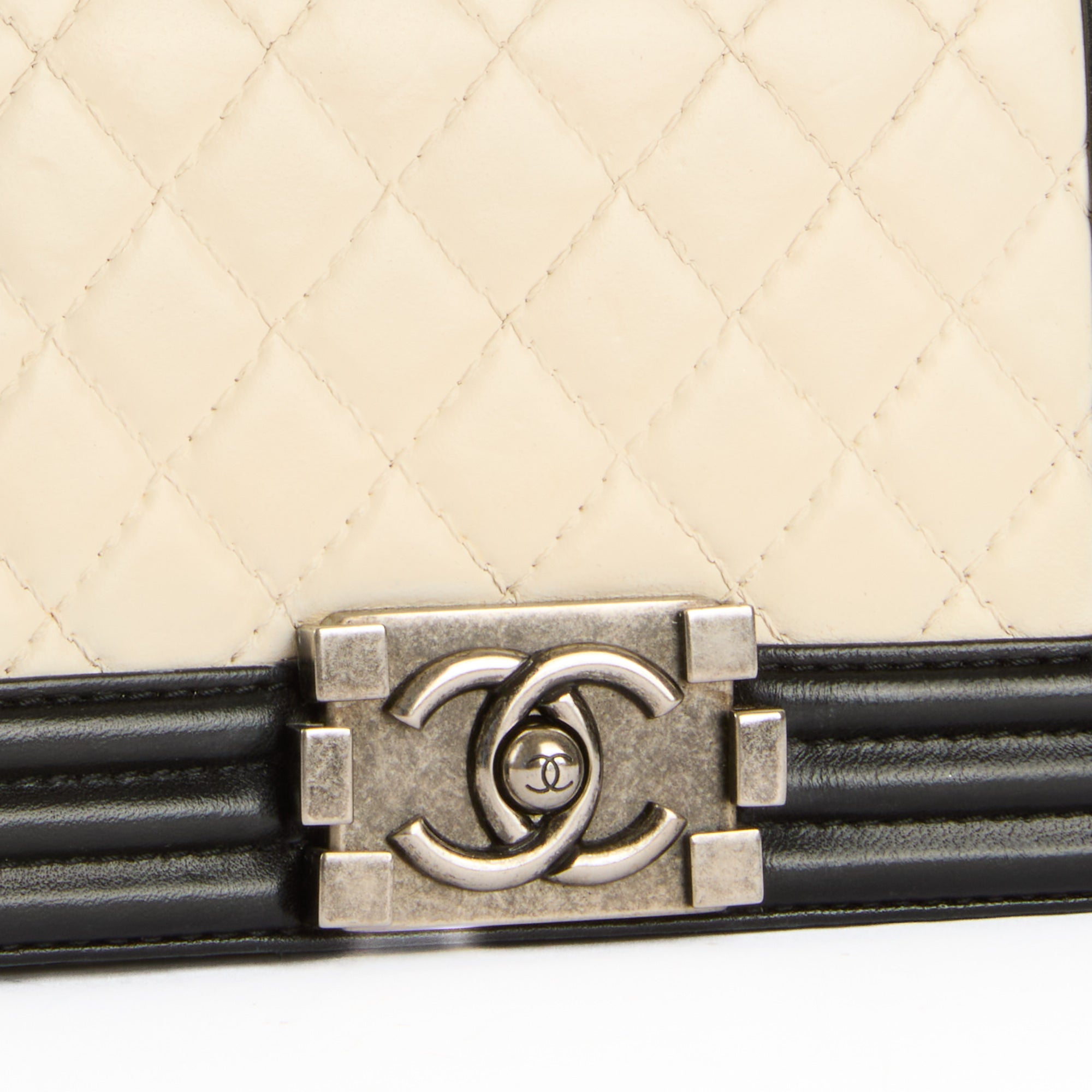 CHANEL - Sac bandoulière Mini Boy cuir blanc noir - Handbag