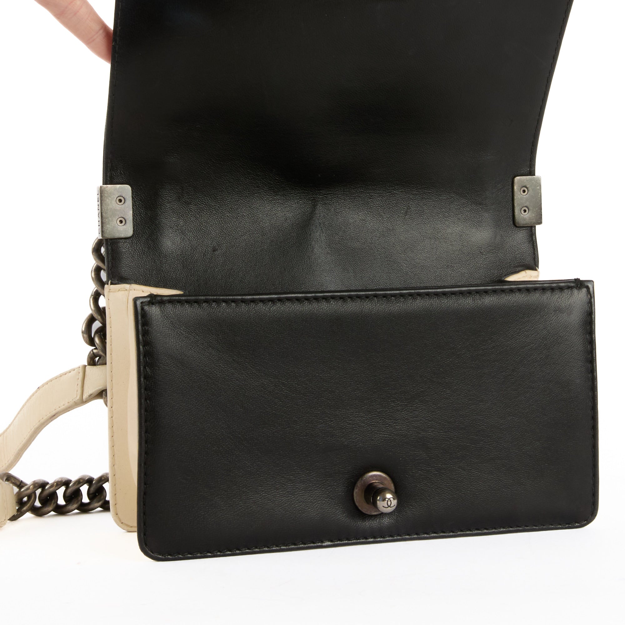 CHANEL - Sac bandoulière Mini Boy cuir blanc noir - Handbag
