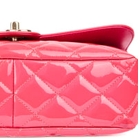 CHANEL - Sac bandoulière Classique Timeless CC  medium matelassé cuir rose matelassé vernis - Handbag