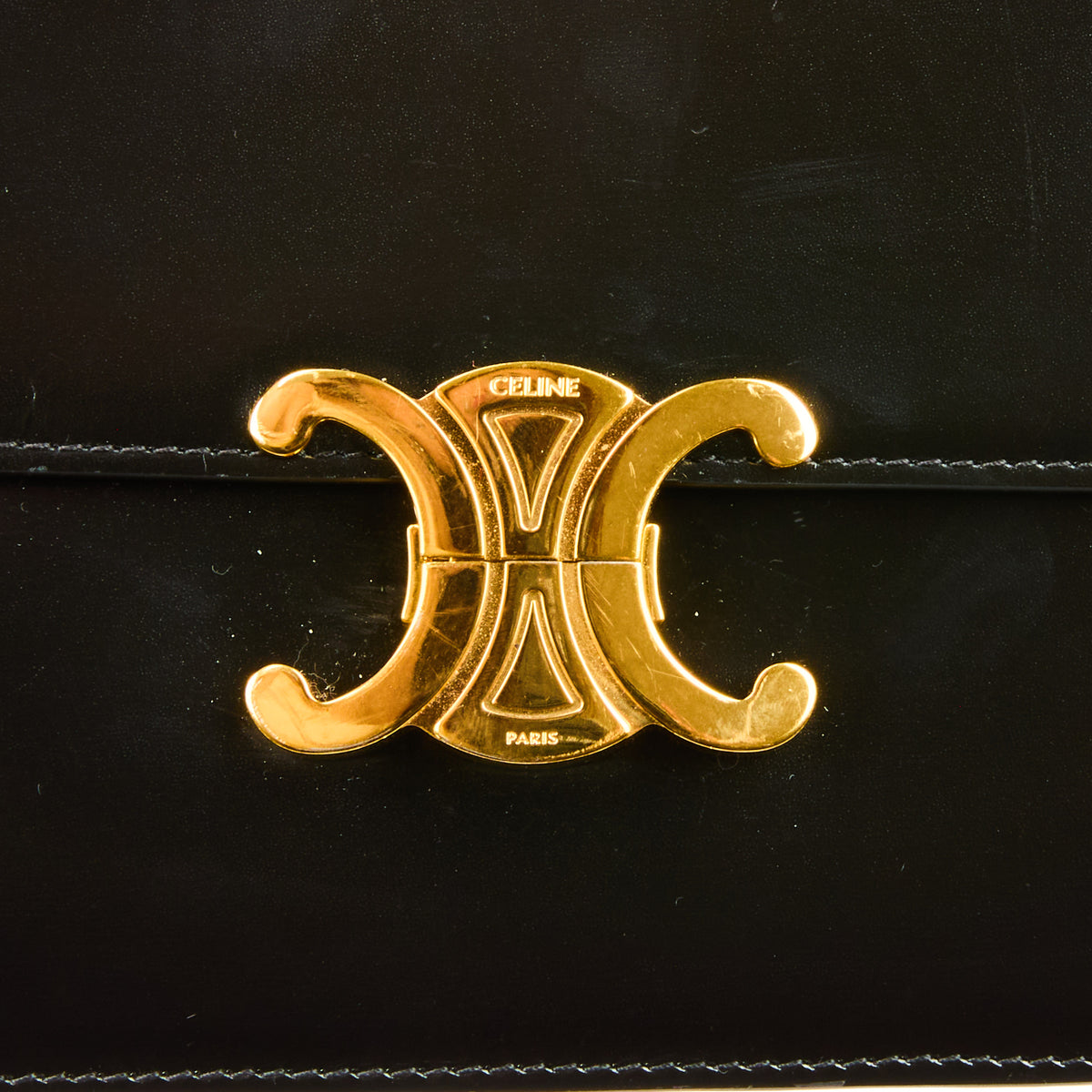 CELINE - Sac bandoulière Triomphe Classique Medium en cuir noir - Handbag