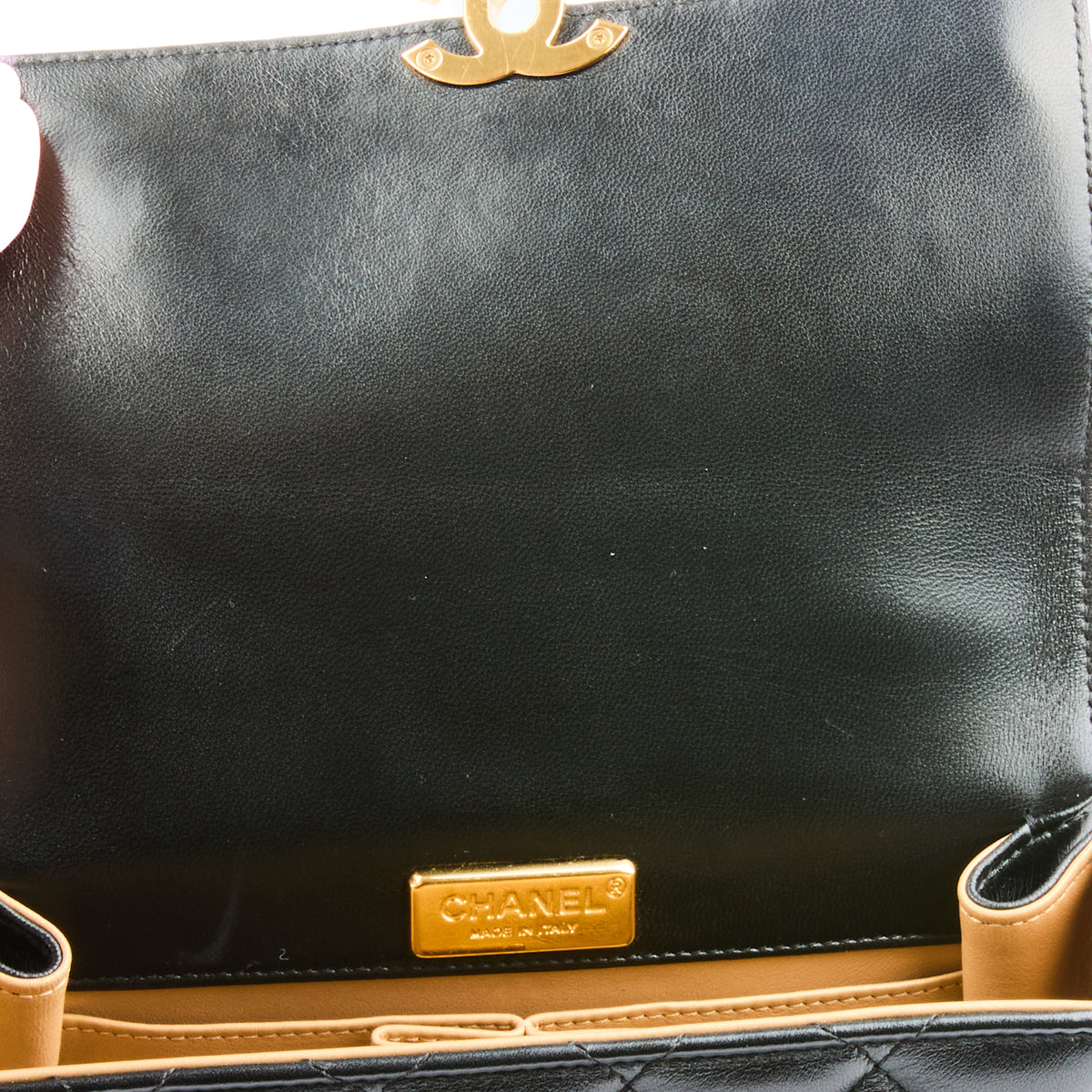 CHANEL - Sac bandoulière Golden Plate Top Handle cuir matelassé noir - Handbag