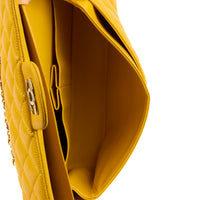 CHANEL - Sac bandoulière Timeless Classique 11.12 cuir caviar jaune - Handbag