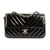 CHANEL - Sac bandoulière Mini Timeless cuir chevron verni noir - Handbag