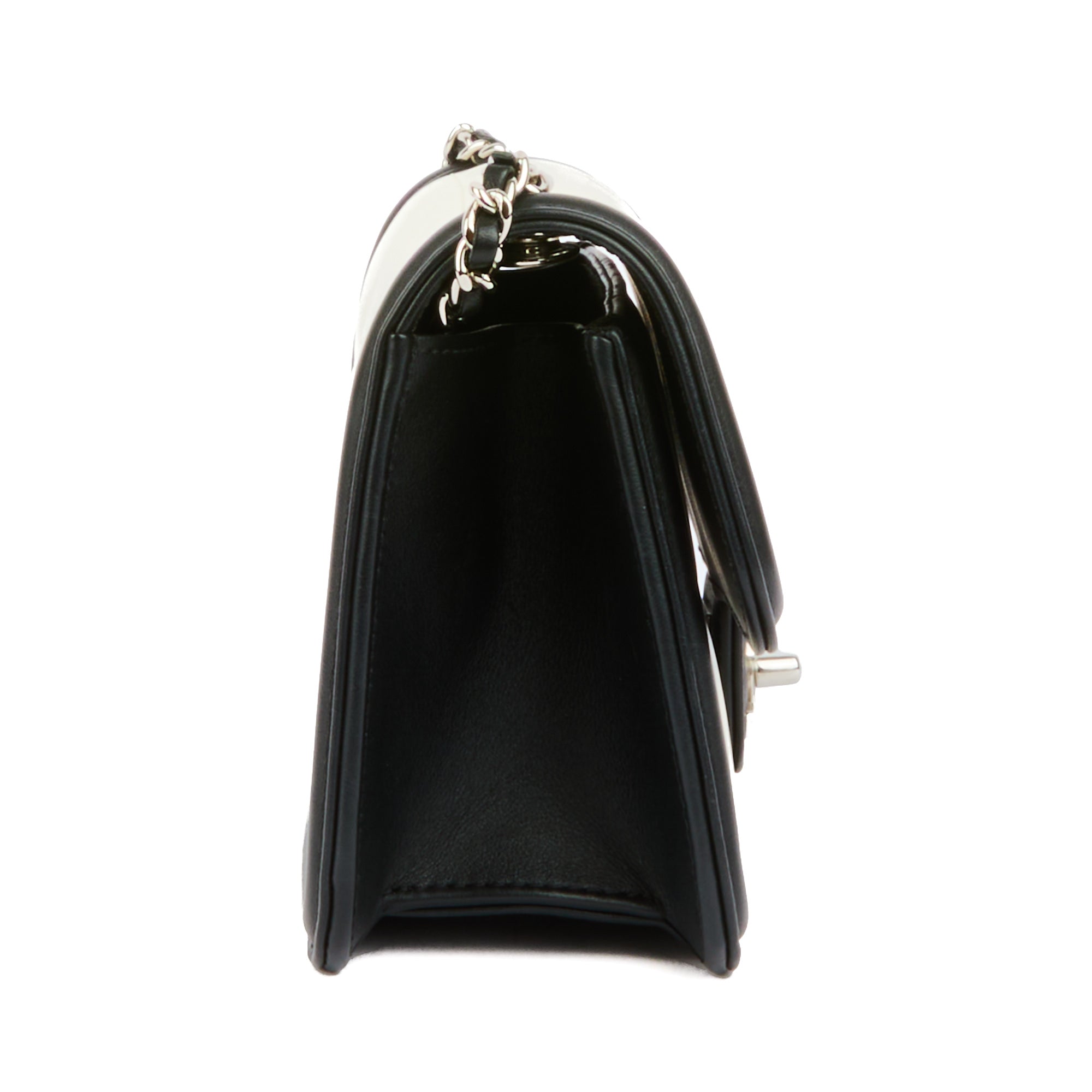 CHANEL - Sac bandoulière Mini Flap cuir blanc et noir - Handbag