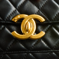 CHANEL - Sac bandoulière Classique cuir matelassé noir boucle CC - Handbag