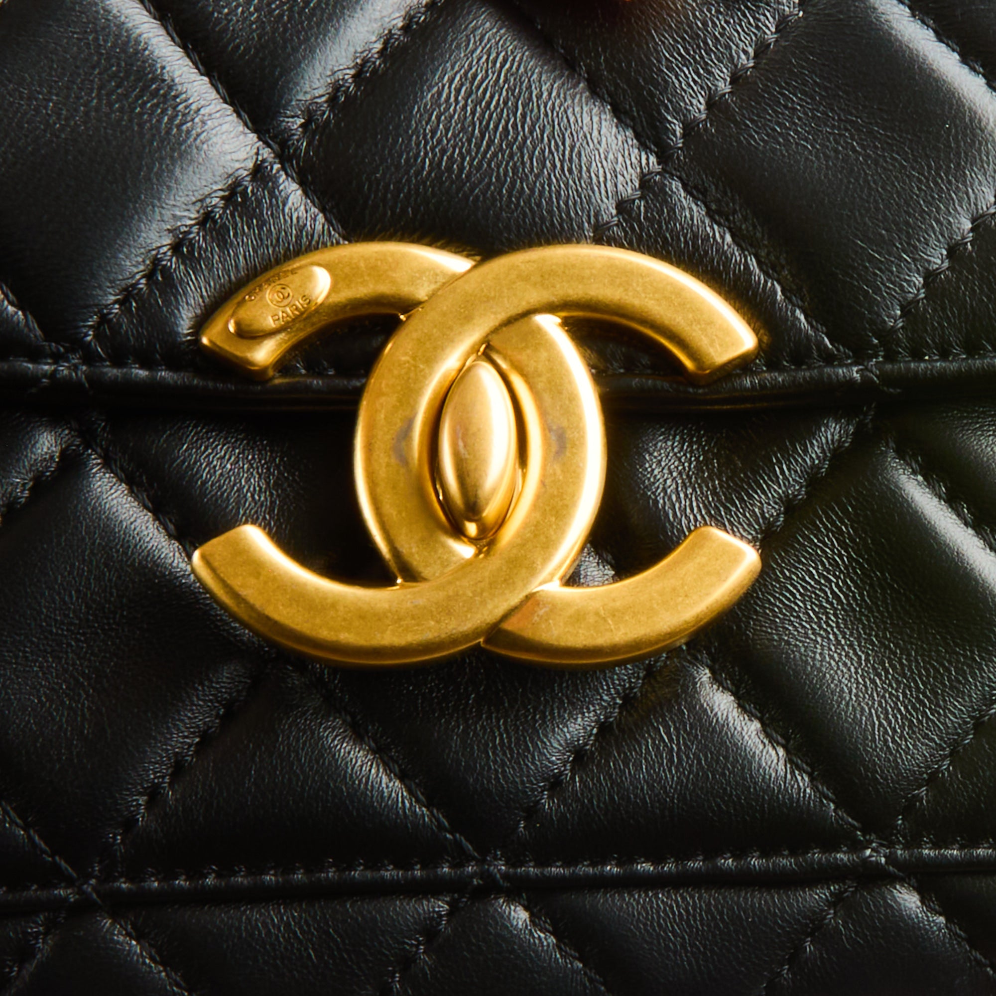 CHANEL - Sac bandoulière Classique cuir matelassé noir boucle CC - Handbag
