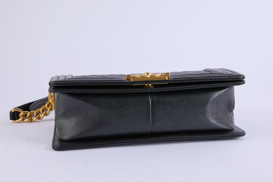 CHANEL - Sac à main Boy Caviar Noir Doré - Shoulder Bag