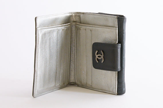 CHANEL - Portefeuille Classique Logo Lucky cuir vernis embossé gris - Wallet