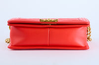 CHANEL - Sac à main Medium Boy cuir rouge - Hand Bag