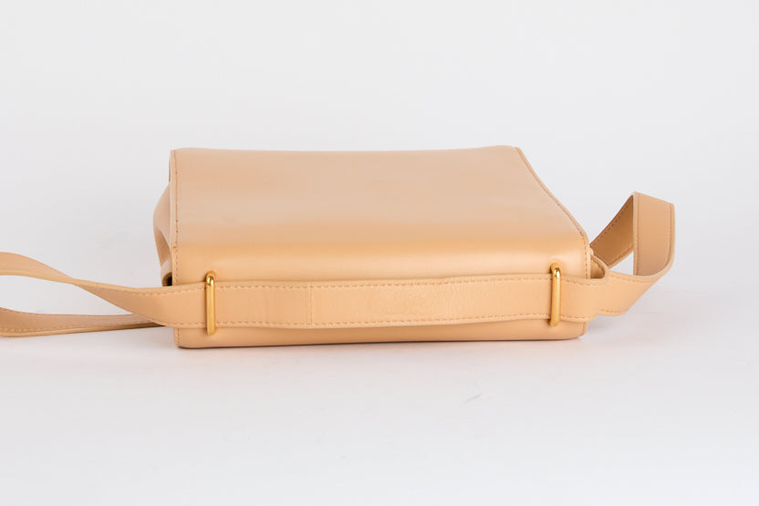 BOTTEGA VENETA - Sac bandoulière Clip en cuir vernis beige - Hand bag