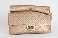 CHANEL - Sac à main Pochette Roll 2.55 cuir Iridescent doré - Clutch Hand Bag