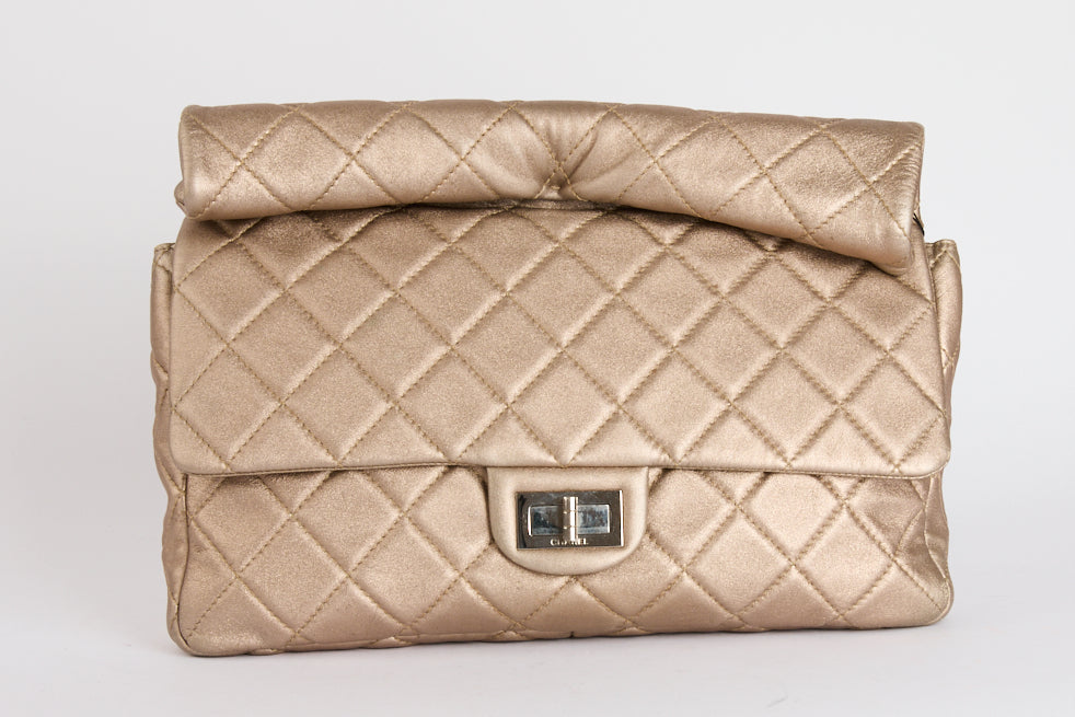 CHANEL - Sac à main Pochette Roll 2.55 cuir Iridescent doré - Clutch Hand Bag