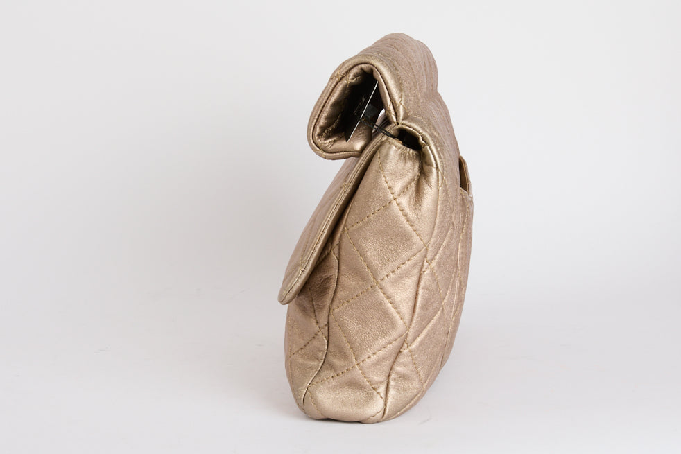 CHANEL - Sac à main Pochette Roll 2.55 cuir Iridescent doré - Clutch Hand Bag