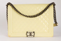 CHANEL - Sac Bandoulière Maxi Jumbo Boy cuir vernis jaune - Hand Bag