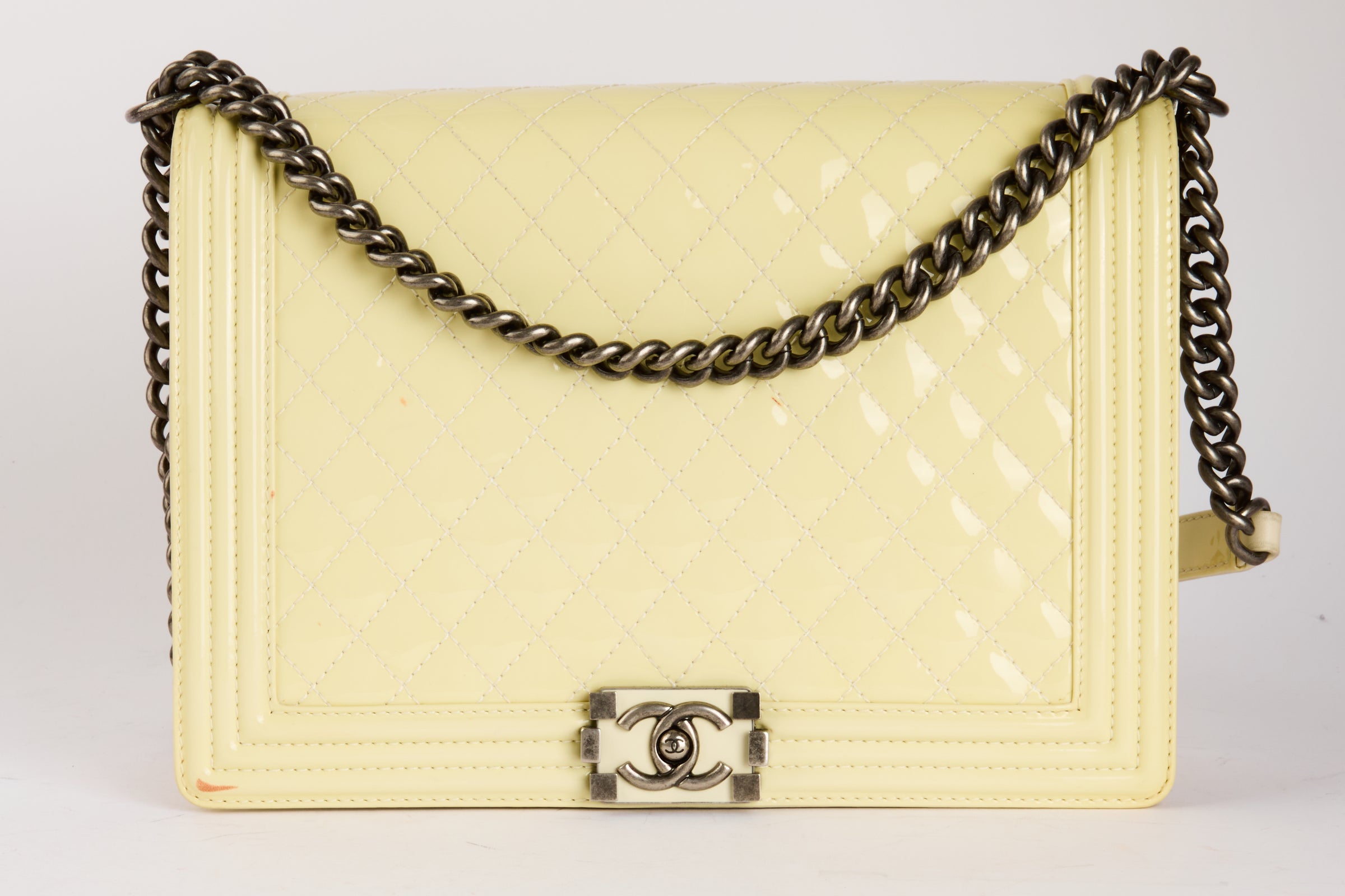 CHANEL - Sac Bandoulière Maxi Jumbo Boy cuir vernis jaune - Hand Bag