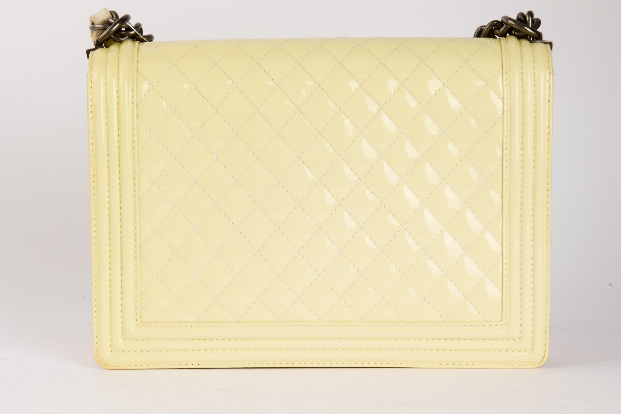 CHANEL - Sac Bandoulière Maxi Jumbo Boy cuir vernis jaune - Hand Bag