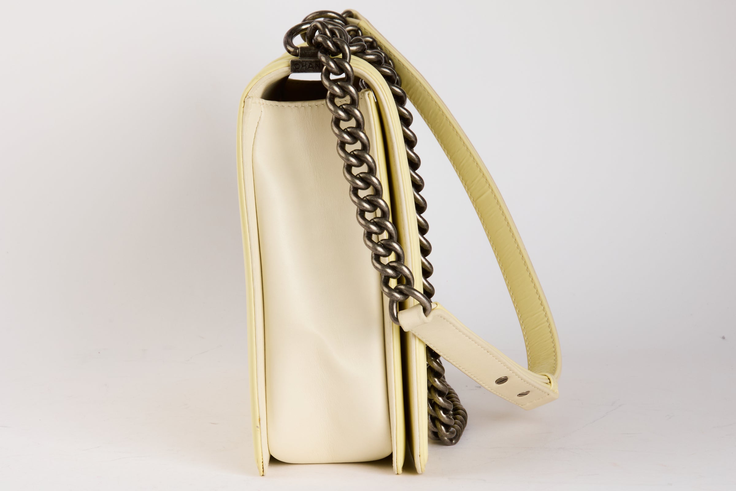 CHANEL - Sac Bandoulière Maxi Jumbo Boy cuir vernis jaune - Hand Bag
