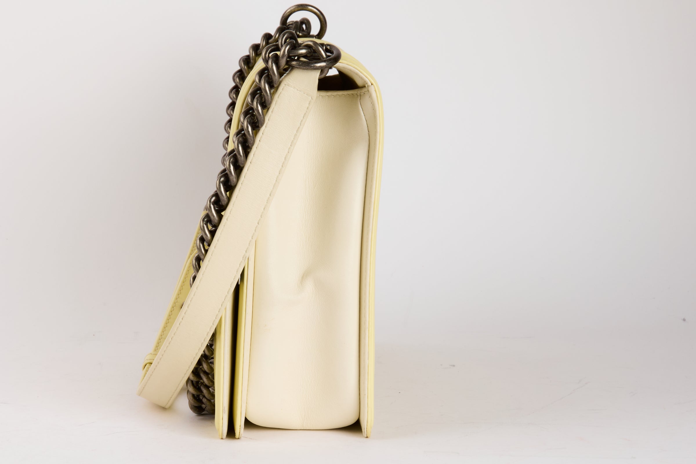 CHANEL - Sac Bandoulière Maxi Jumbo Boy cuir vernis jaune - Hand Bag