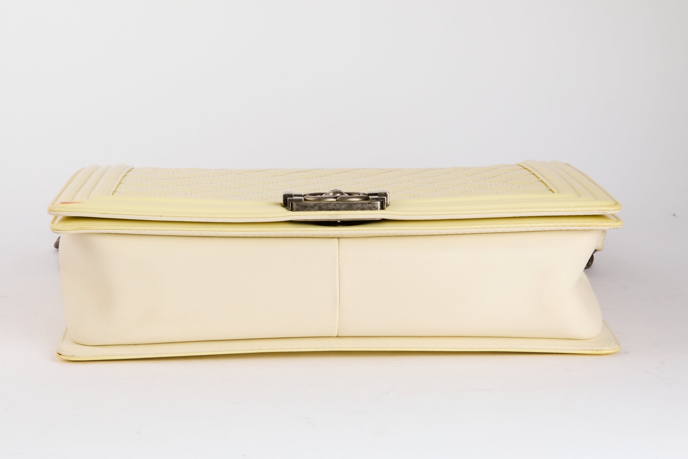 CHANEL - Sac Bandoulière Maxi Jumbo Boy cuir vernis jaune - Hand Bag