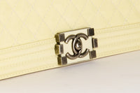 CHANEL - Sac Bandoulière Maxi Jumbo Boy cuir vernis jaune - Hand Bag