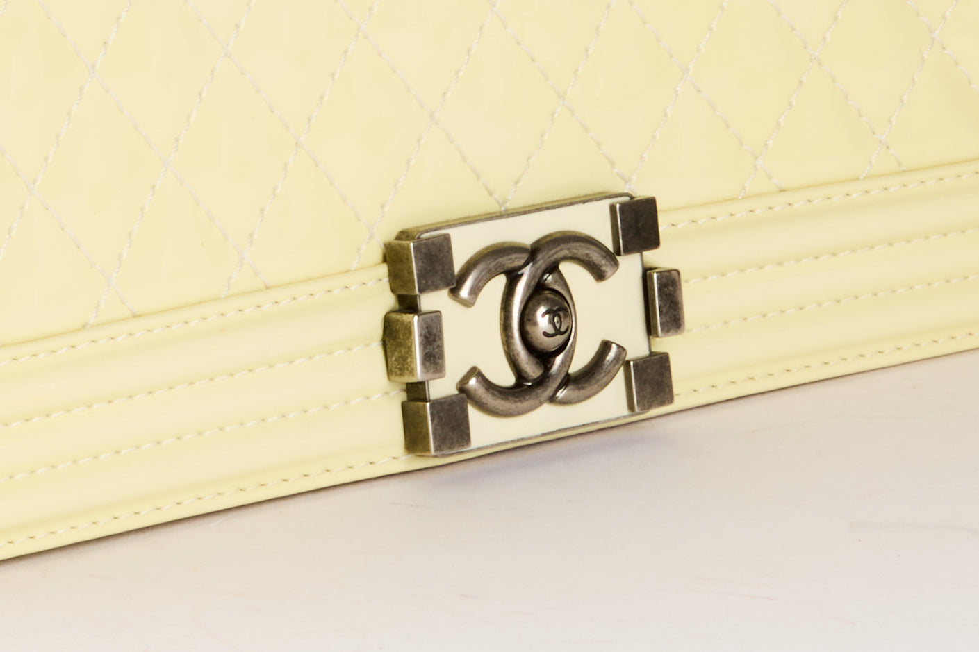 CHANEL - Sac Bandoulière Maxi Jumbo Boy cuir vernis jaune - Hand Bag