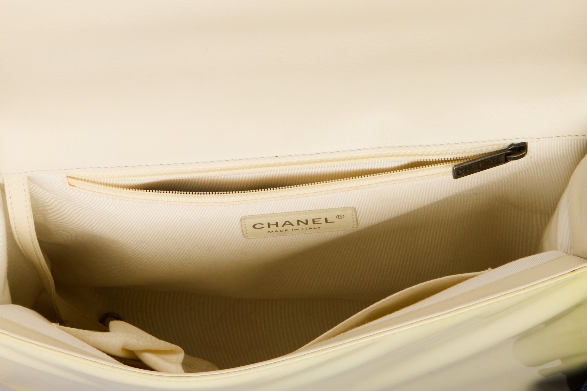 CHANEL - Sac Bandoulière Maxi Jumbo Boy cuir vernis jaune - Hand Bag