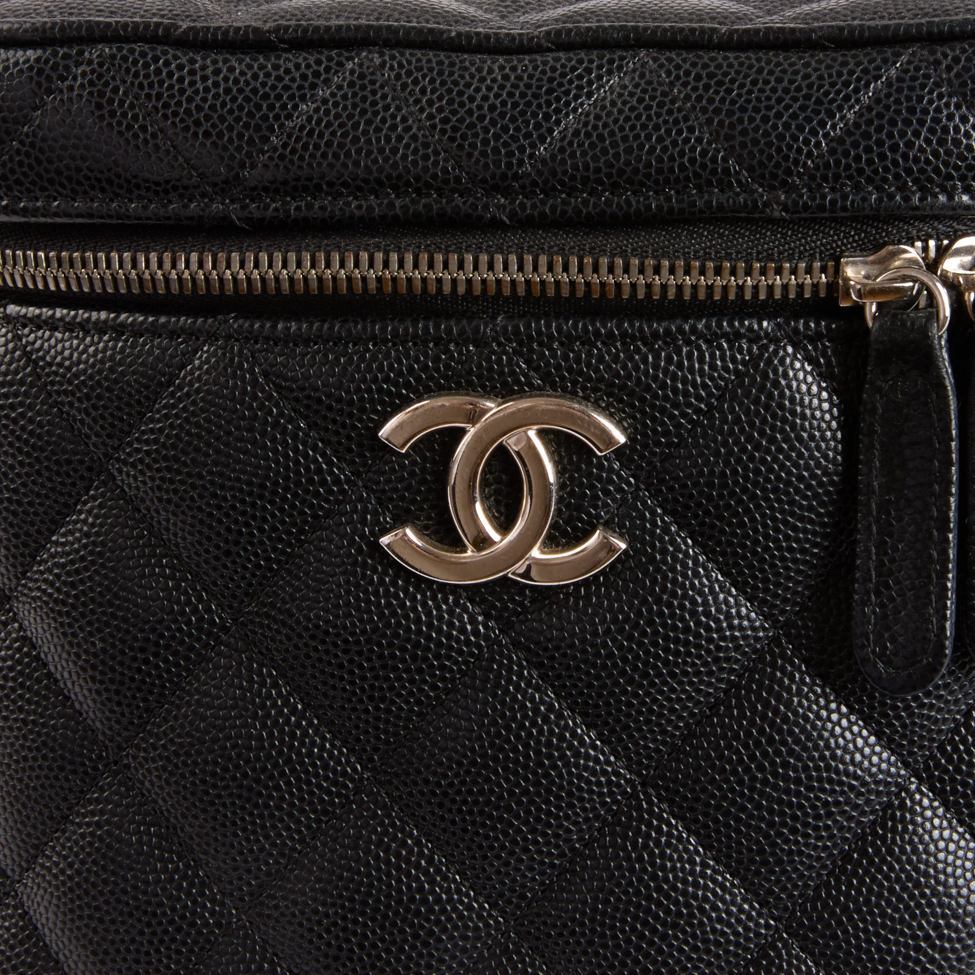 CHANEL - Sac bandoulière Vanity CC cuir caviar noir - Hand Bag