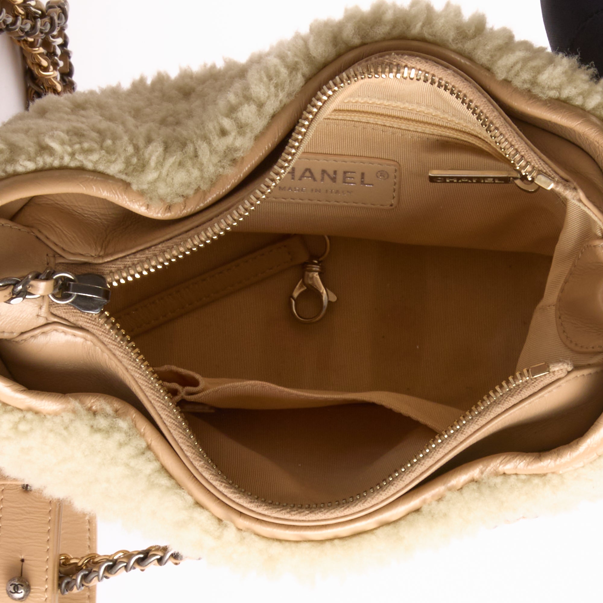 CHANEL - Sac bandoulière Gabrielle PM Shearling cuir - Hand bag