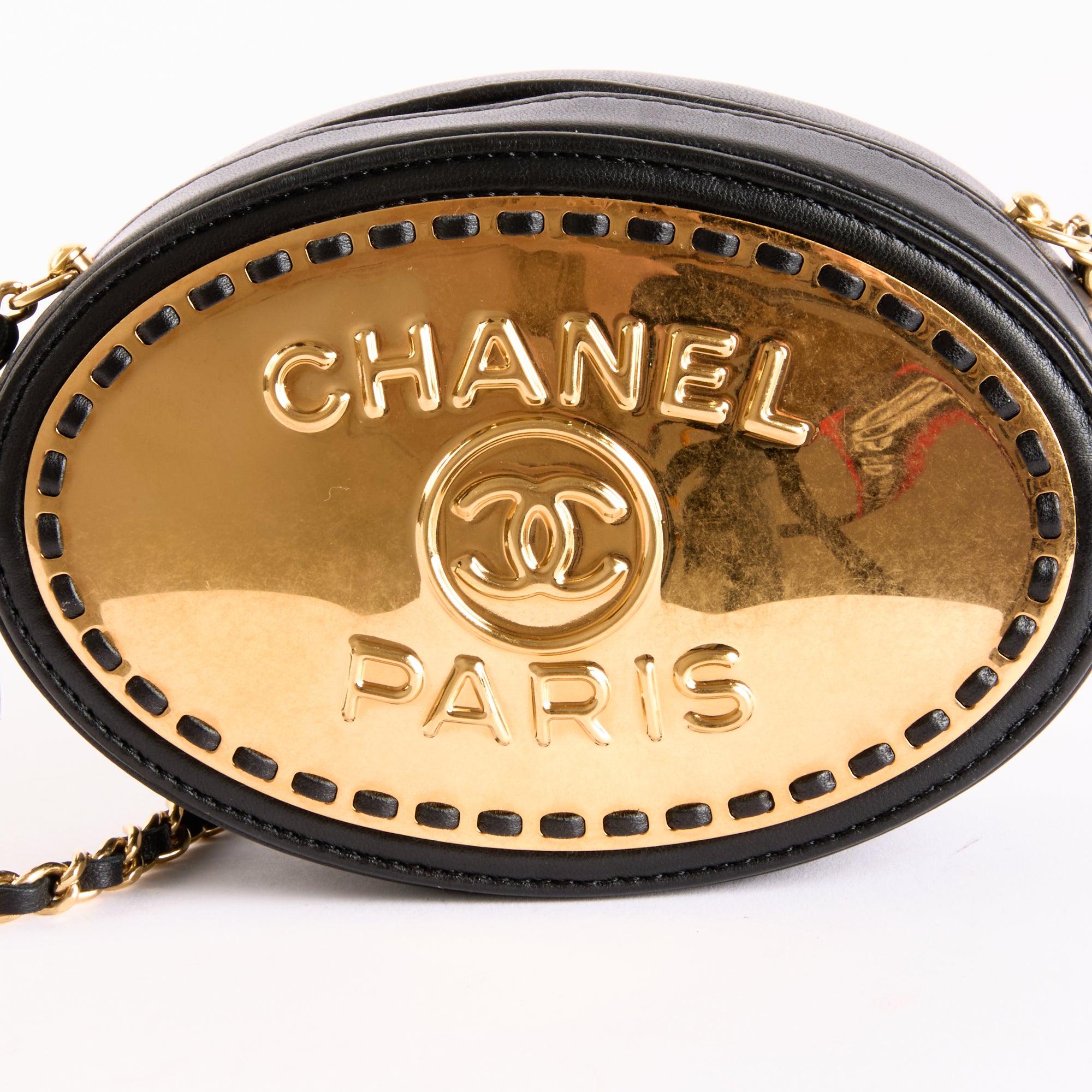 CHANEL - Sac bandoulière Coco Mark plaque doré cuir noir - Hand bag