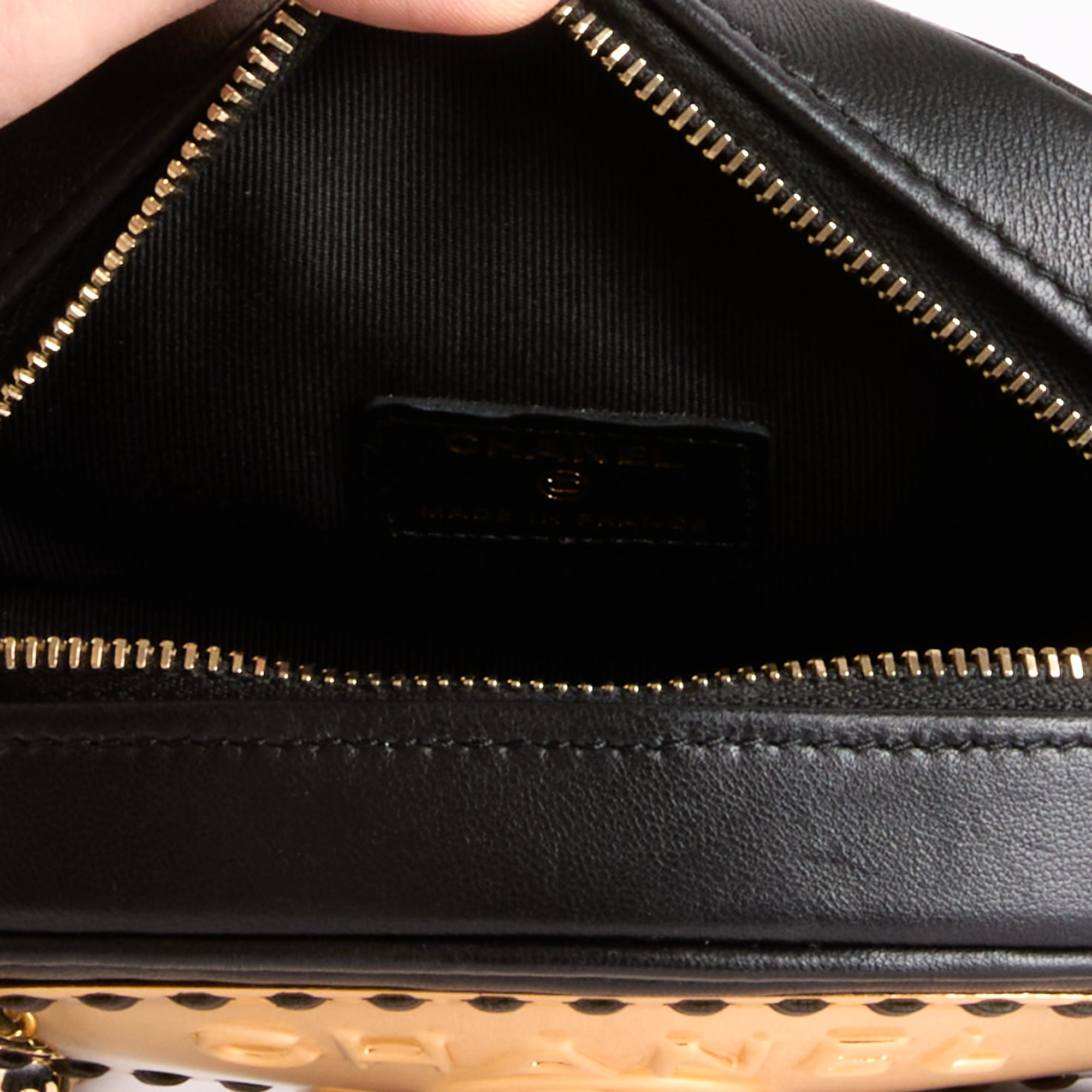 CHANEL - Sac bandoulière Coco Mark plaque doré cuir noir - Hand bag