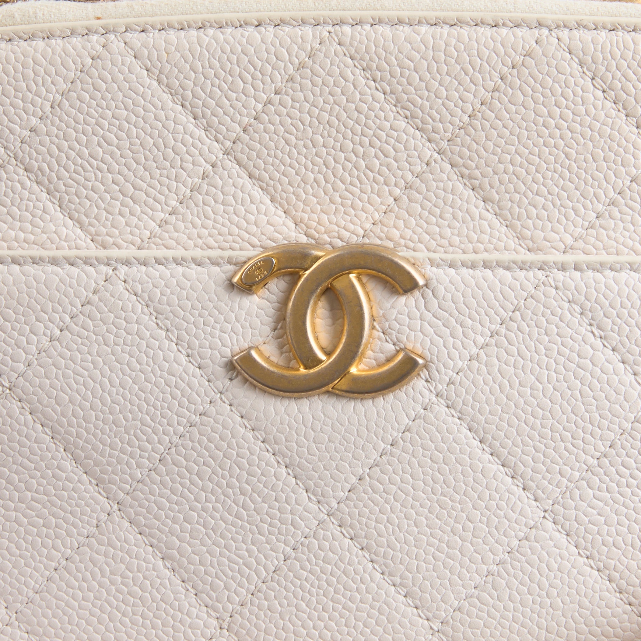 CHANEL - Sac bandoulière Vanity Logo CC cuir caviar blanc - Hand bag