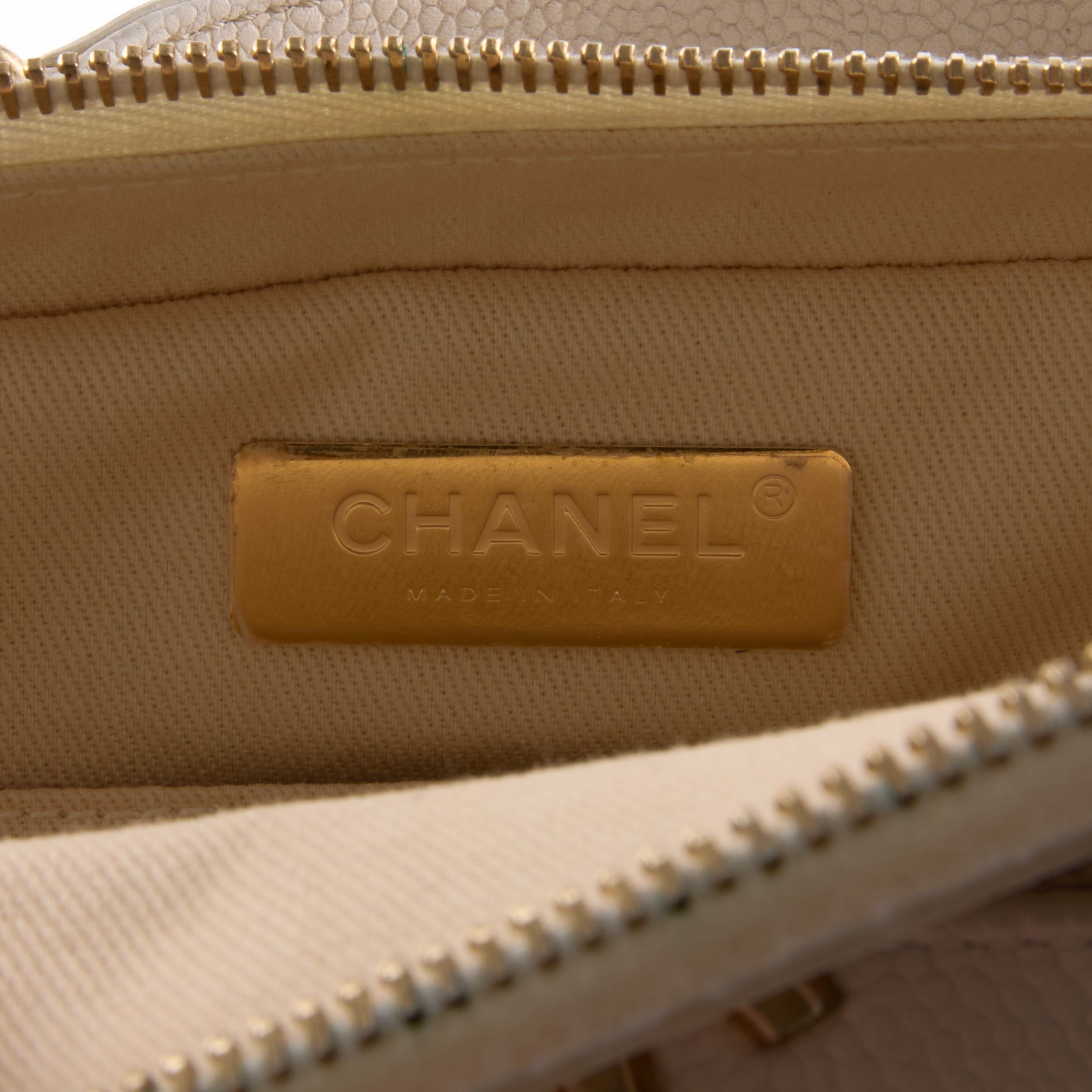 CHANEL - Sac bandoulière Vanity Logo CC cuir caviar blanc - Hand bag