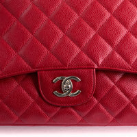 CHANEL - Sac à main Timeless Maxi Jumbo cuir caviar rouge - Hand bag