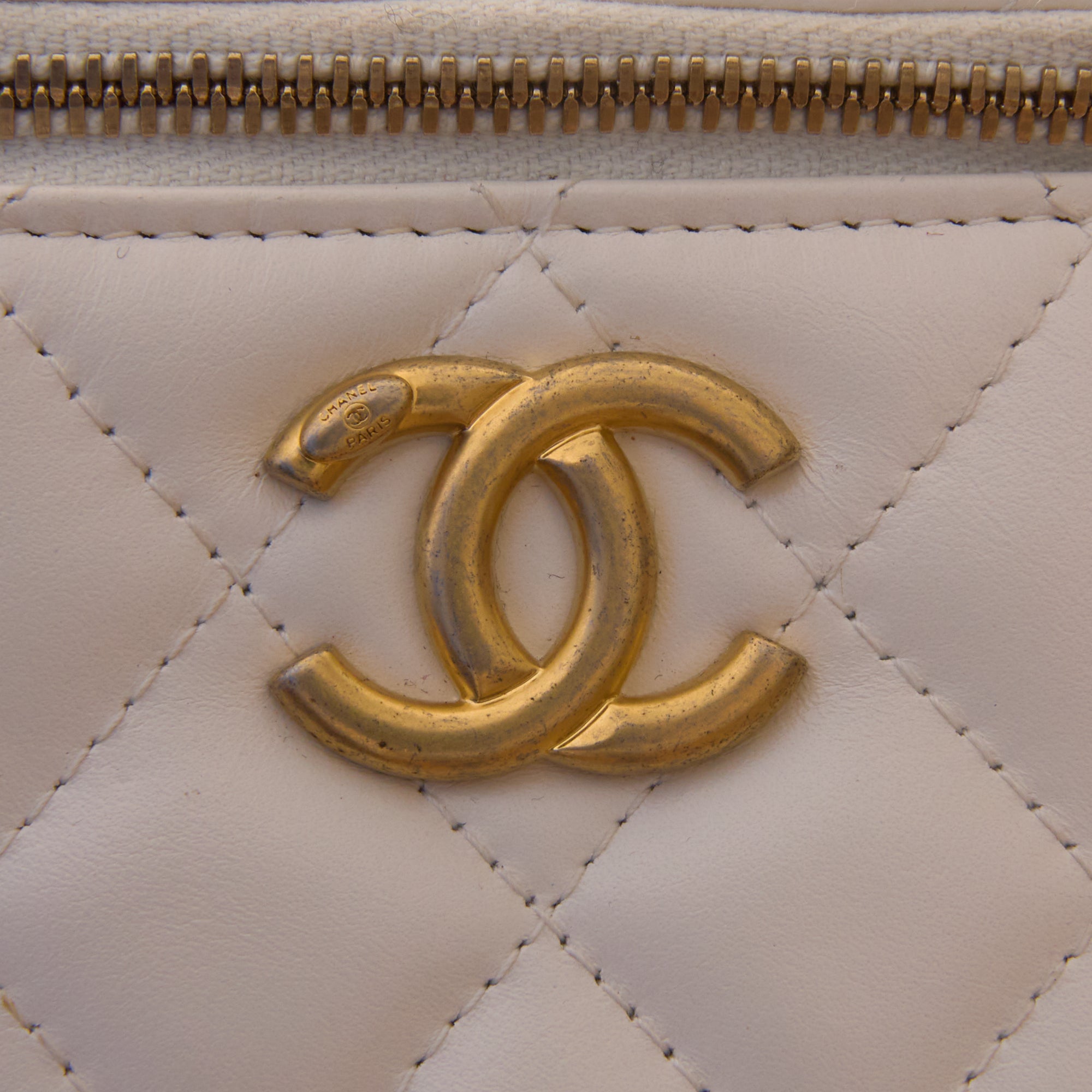 CHANEL - Sac bandoulière Mini Vanity logo CC cuir blanc - Hand bag